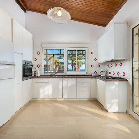 Maria Beachfront Vila *